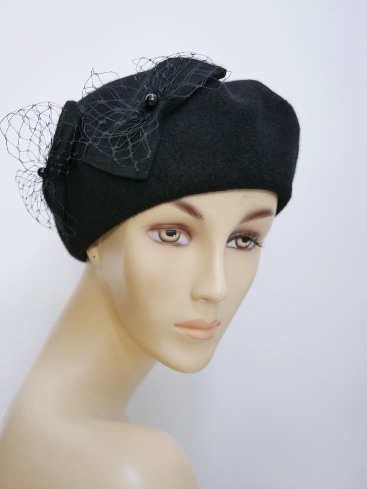 Czrny beret dzianina wełna 100% z kokardkami | Zuwika Design