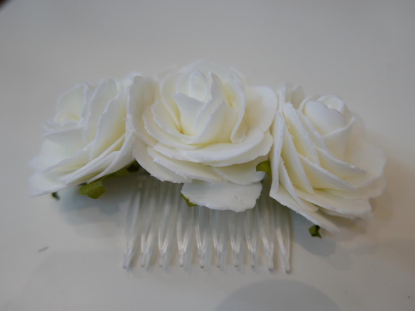 Kremowe kwiaty stroik na grzebyku