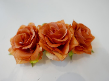 Rude róże- kwiaty stroik na grzebyku