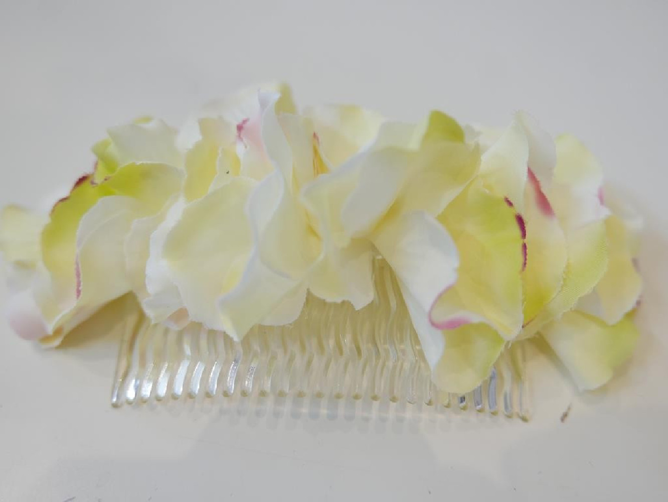 Bananowe hortensje stroik na grzebyku