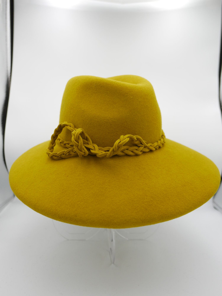 Mariana olikowo złoty kapelusz filcowy model fedora | Zuwika Design
