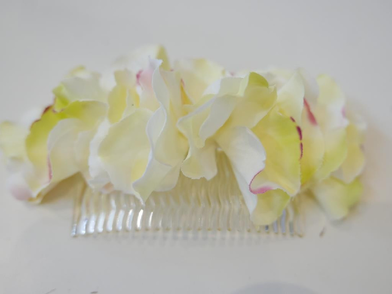 Bananowe hortensje stroik na grzebyku