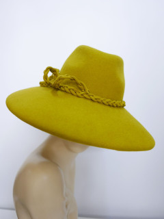 Mariana olikowo złoty kapelusz filcowy model fedora | Zuwika Design