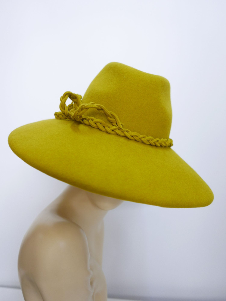 Mariana olikowo złoty kapelusz filcowy model fedora | Zuwika Design