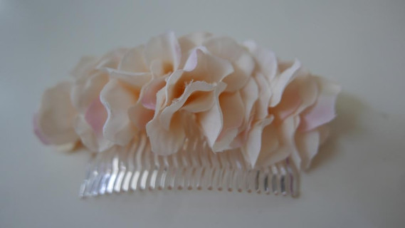 Kremowo morelowe hortensje stroik na grzebyku