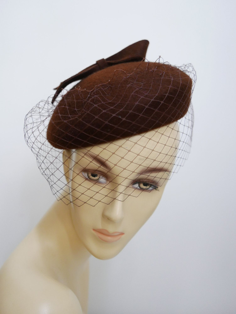 Saturnia, brązowy mini beret filcowy z woalką | Zuwika Design