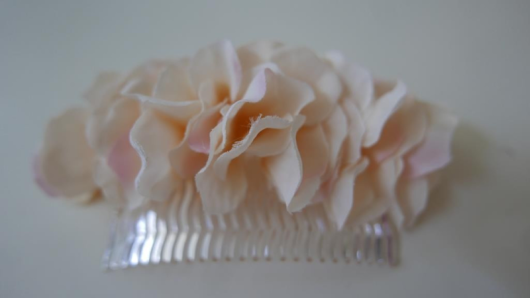 Kremowo morelowe hortensje stroik na grzebyku