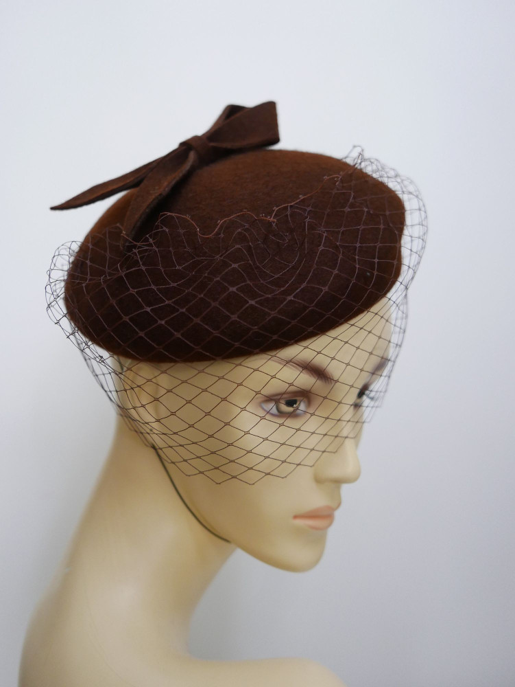 Saturnia, brązowy mini beret filcowy z woalką | Zuwika Design