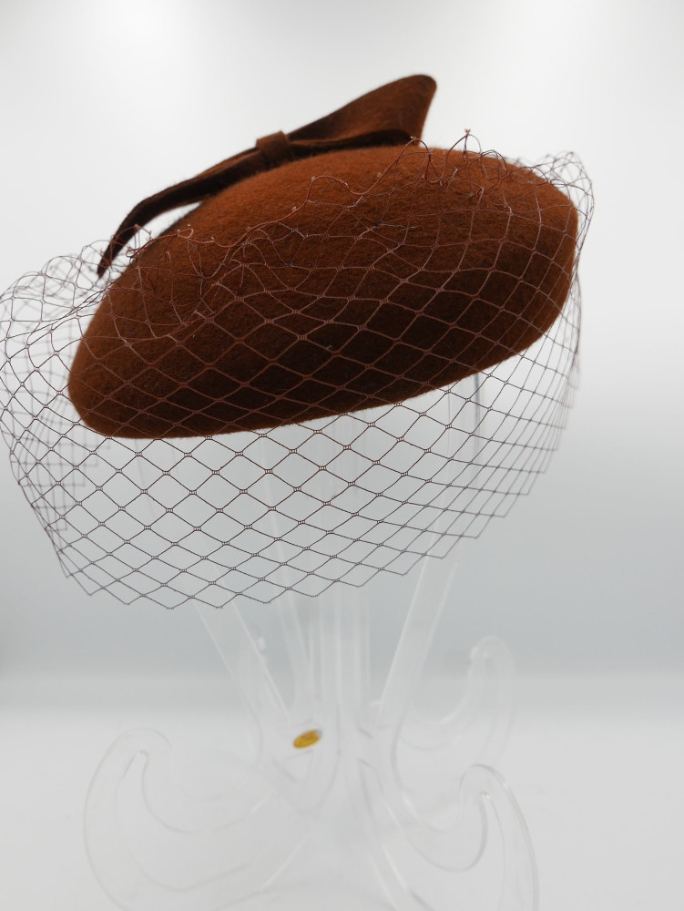 Saturnia, brązowy mini beret filcowy z woalką | Zuwika Design