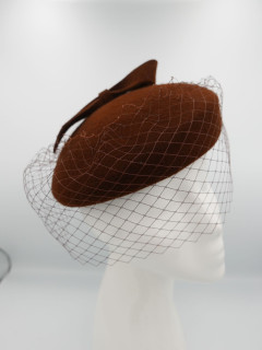 Saturnia, brązowy mini beret filcowy z woalką | Zuwika Design