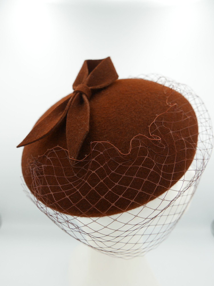Saturnia, brązowy mini beret filcowy z woalką | Zuwika Design
