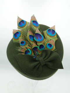 Dita, army green, filcowy toczek z piórami pawia | Zuwika Design