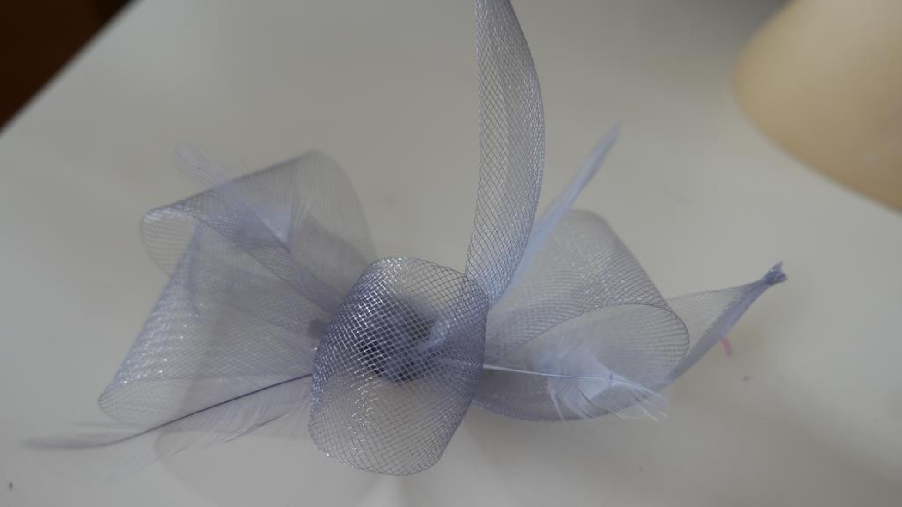 Szary stroik z krynoliny do włosów sukni kapelusza