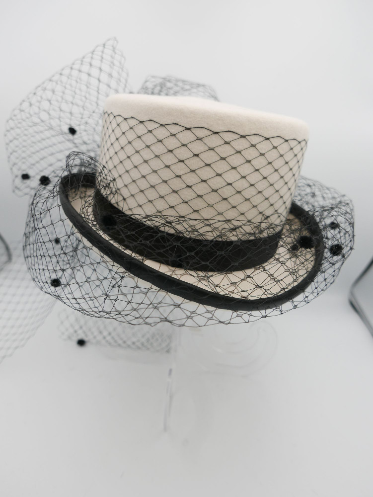 Charlotta śmietankowo czarny cylinder filcowy z woalką | Zuwika Design
