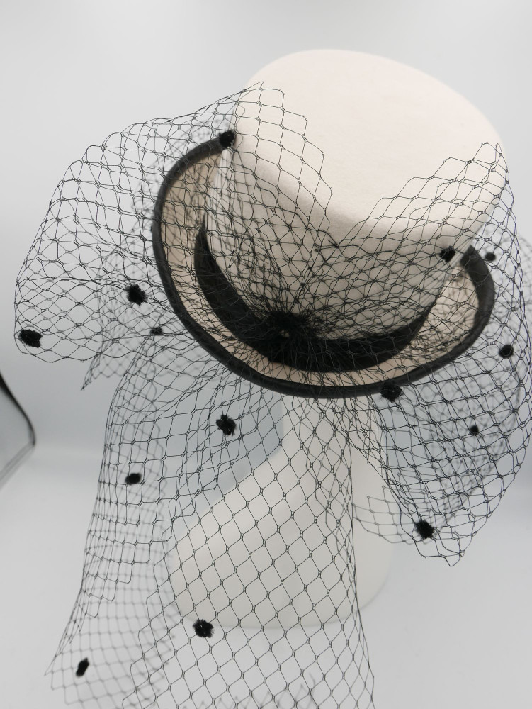 Charlotta śmietankowo czarny cylinder filcowy z woalką | Zuwika Design
