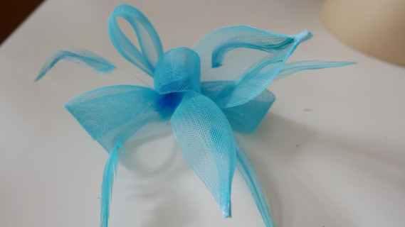 Turkusowy stroik z krynoliny do włosów sukni kapelusza