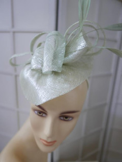 Miętowy fascynator z sinamay z piórami na przepasce