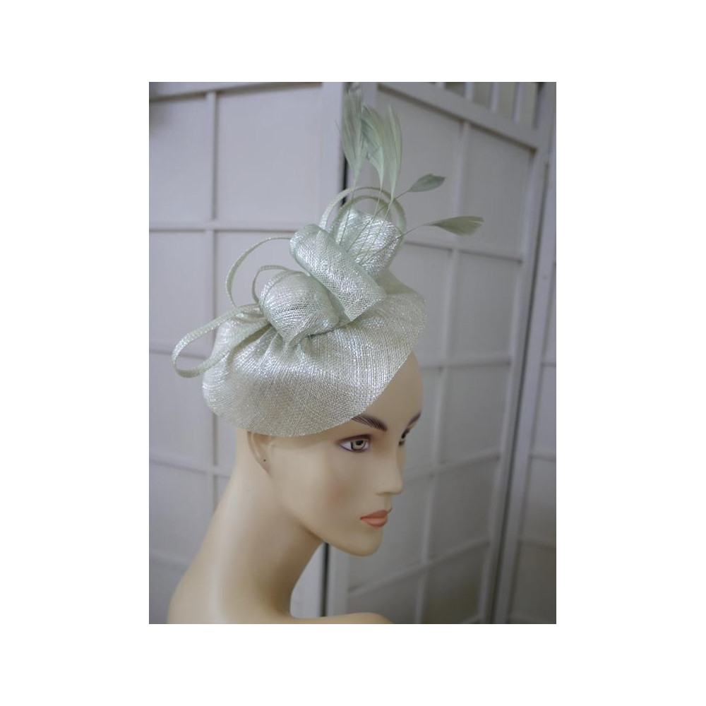 Miętowy fascynator z sinamay z piórami na przepasce