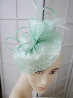 Turkusowo zielony fascynator z sinamay z piórami na przepasce