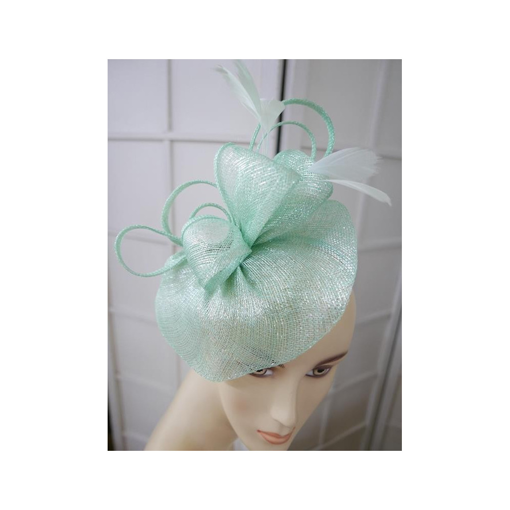 Turkusowo zielony fascynator z sinamay z piórami na przepasce