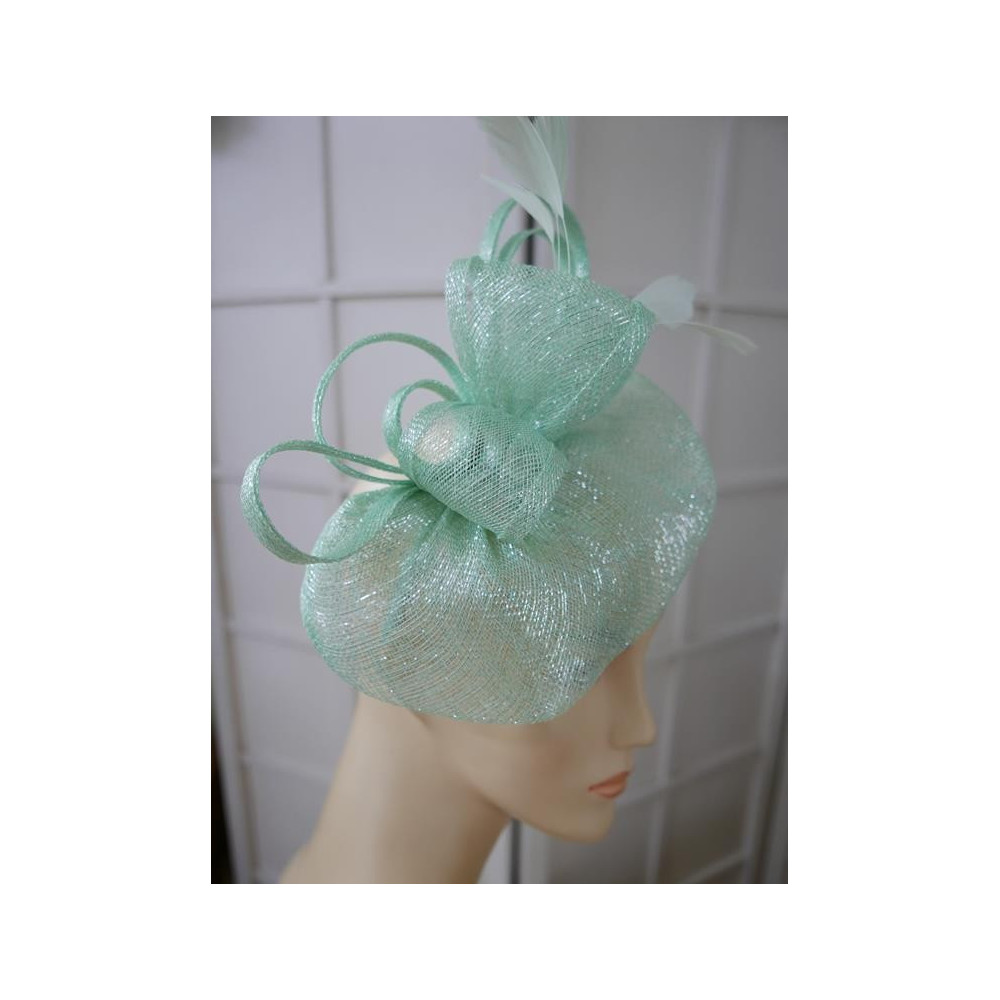 Turkusowo zielony fascynator z sinamay z piórami na przepasce