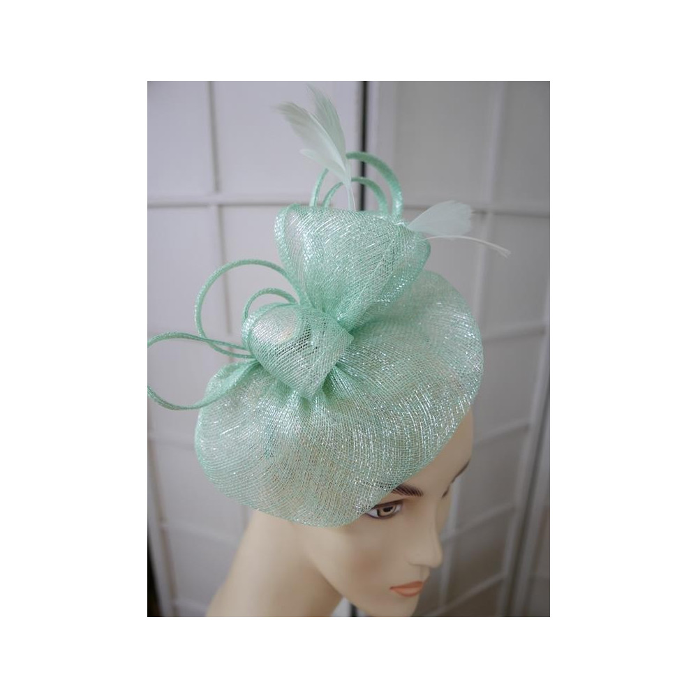 Turkusowo zielony fascynator z sinamay z piórami na przepasce