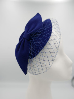 Royal blue fascynator z filcu z woalką | Zuwika Design
