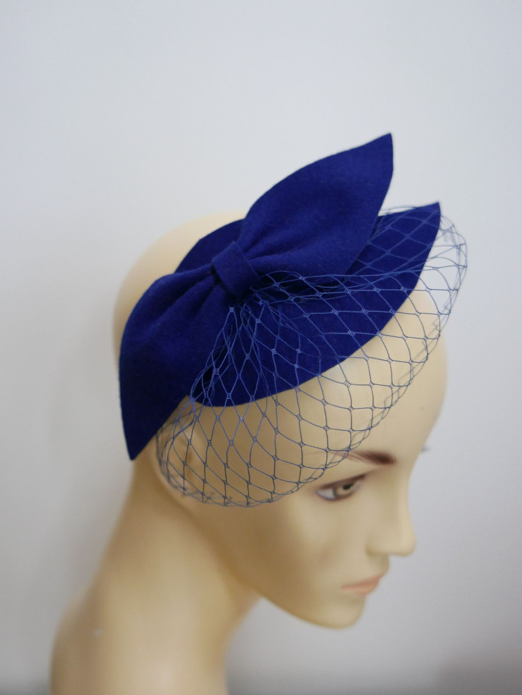 Royal blue fascynator z filcu z woalką | Zuwika Design