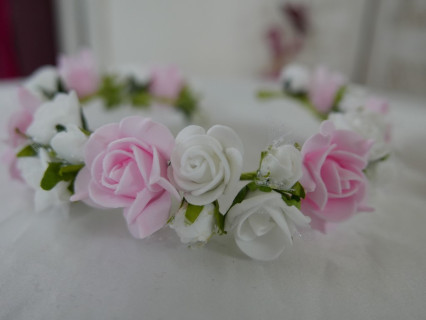 Biało -różowy wianek z kwiatów jak żywe na koczek