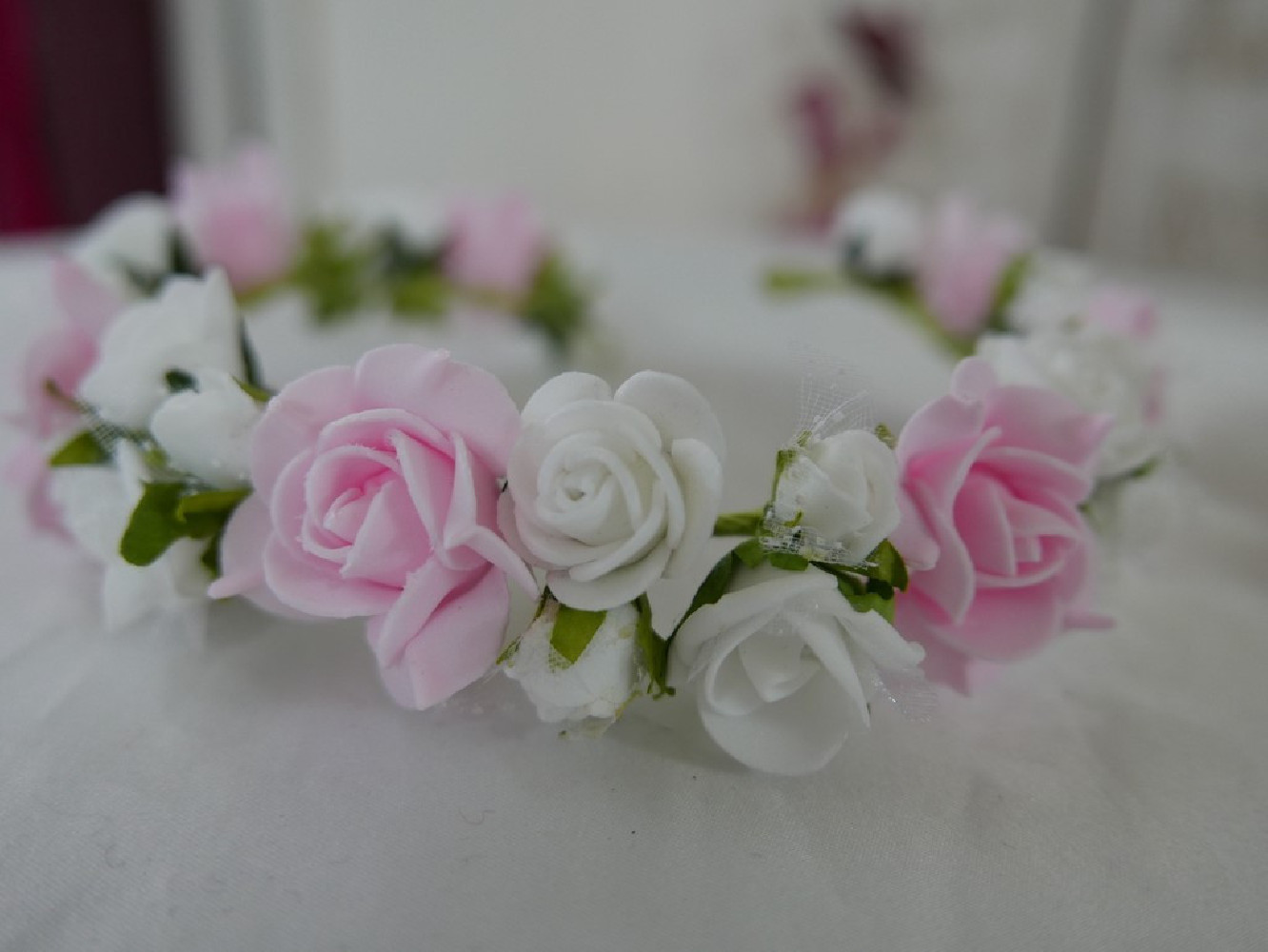 Biało -różowy wianek z kwiatów jak żywe na koczek