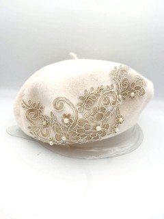 Śmietankowy beret dzianina wełna 100% z haftem i perłami | Zuwika Design