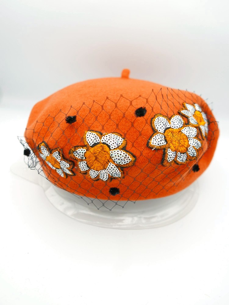 Pomarańczowy beret dzianina wełna 100% z kwiatami z haftu i woalką | Zuwika Design