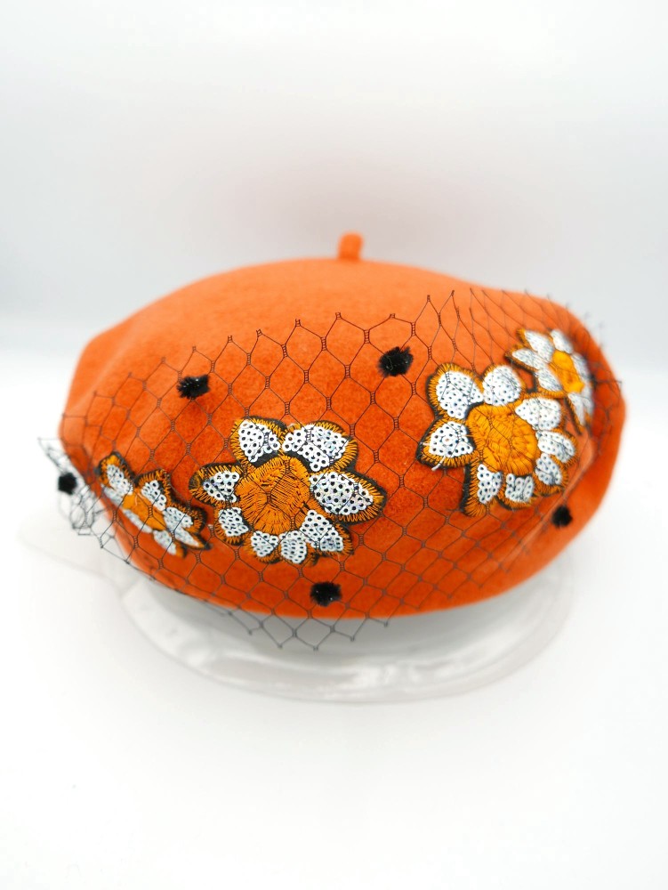 Pomarańczowy beret dzianina wełna 100% z kwiatami z haftu i woalką | Zuwika Design
