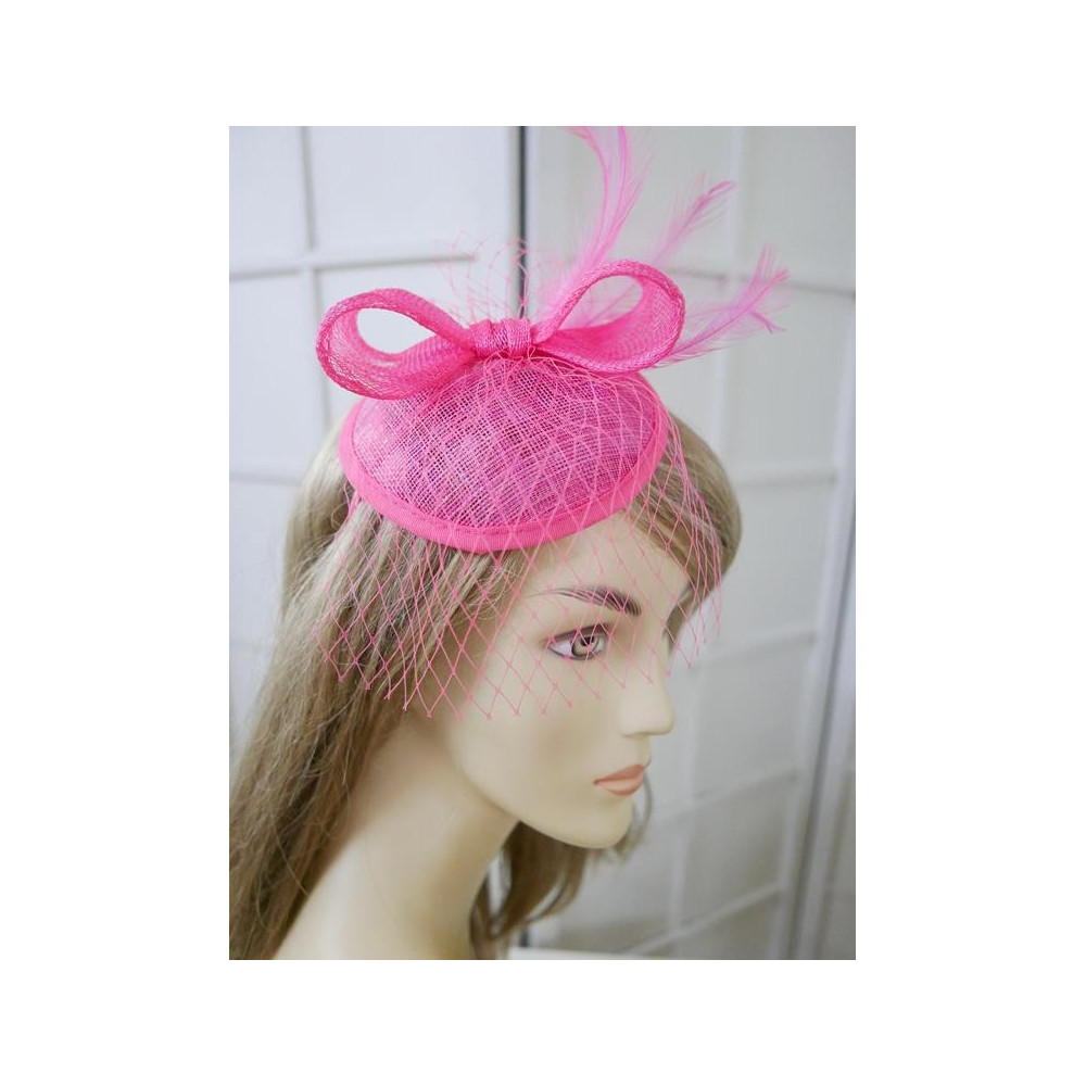 Różowy fascynator z sinamay z woalką i piórami na przepasce
