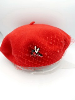 Czerwony beret dzianina wełna 100% z ważką z kamieni, woalką i koralikami | Zuwika Design