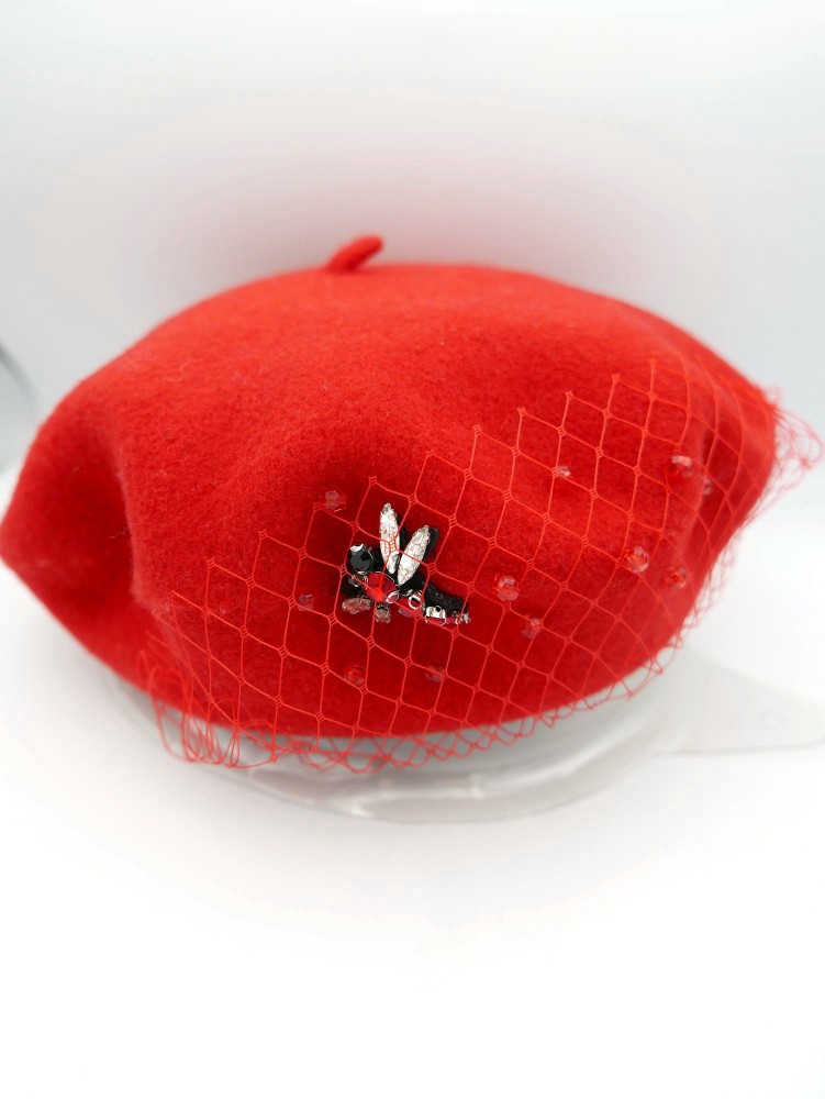 Czerwony beret dzianina wełna 100% z ważką z kamieni, woalką i koralikami | Zuwika Design