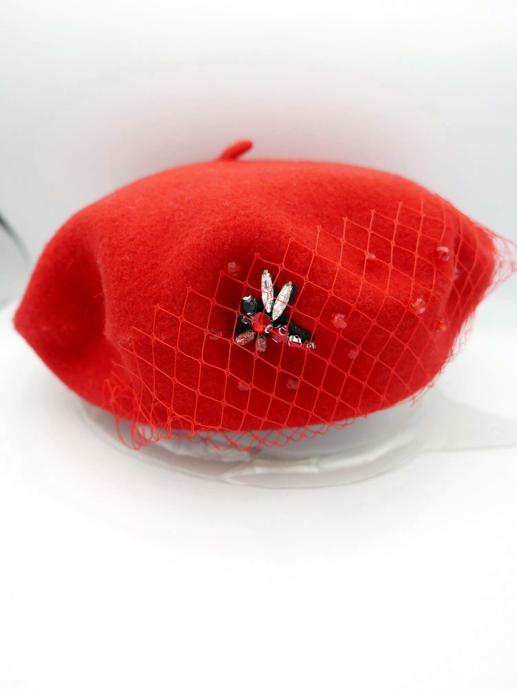 Czerwony beret dzianina wełna 100% z ważką z kamieni, woalką i koralikami | Zuwika Design