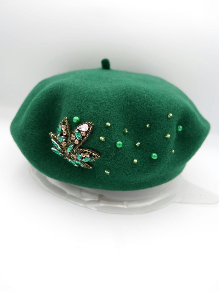 Zielony beret dzianina wełna 100% z lisciem z kamieni i koralikami | Zuwika Design