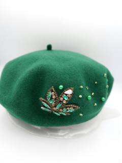 Zielony beret dzianina wełna 100% z lisciem z kamieni i koralikami | Zuwika Design
