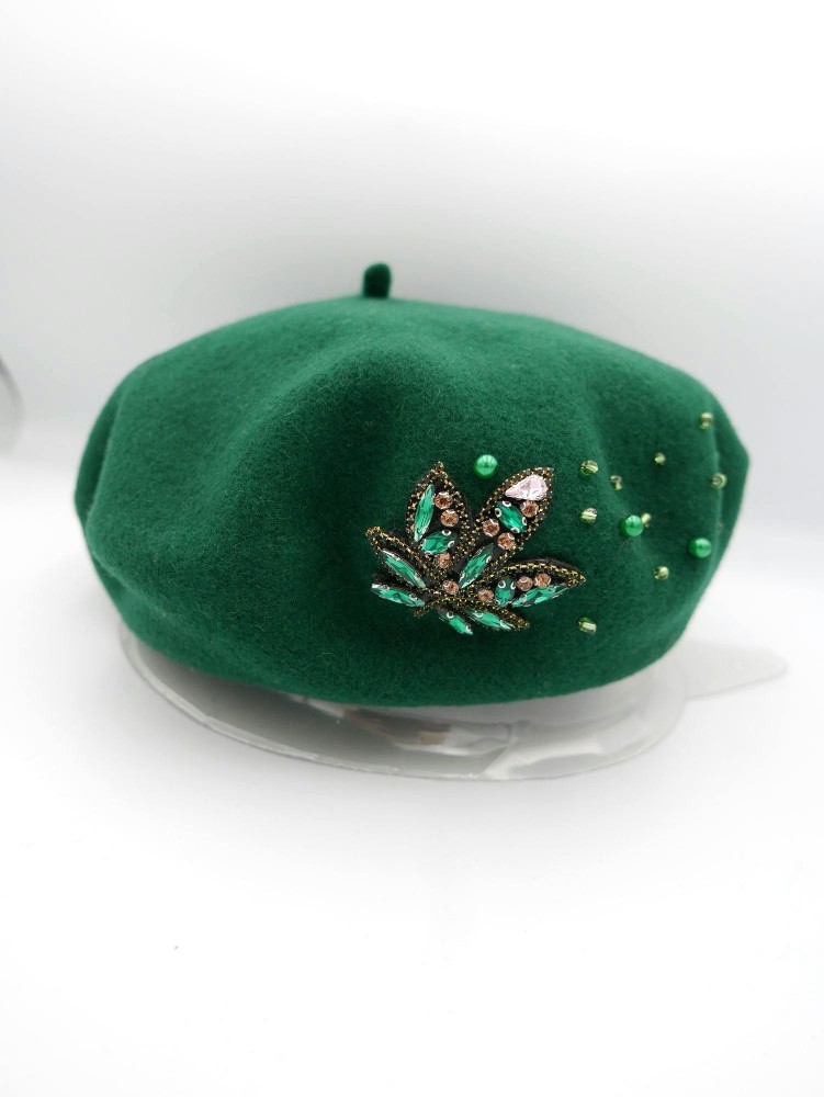 Zielony beret dzianina wełna 100% z lisciem z kamieni i koralikami | Zuwika Design