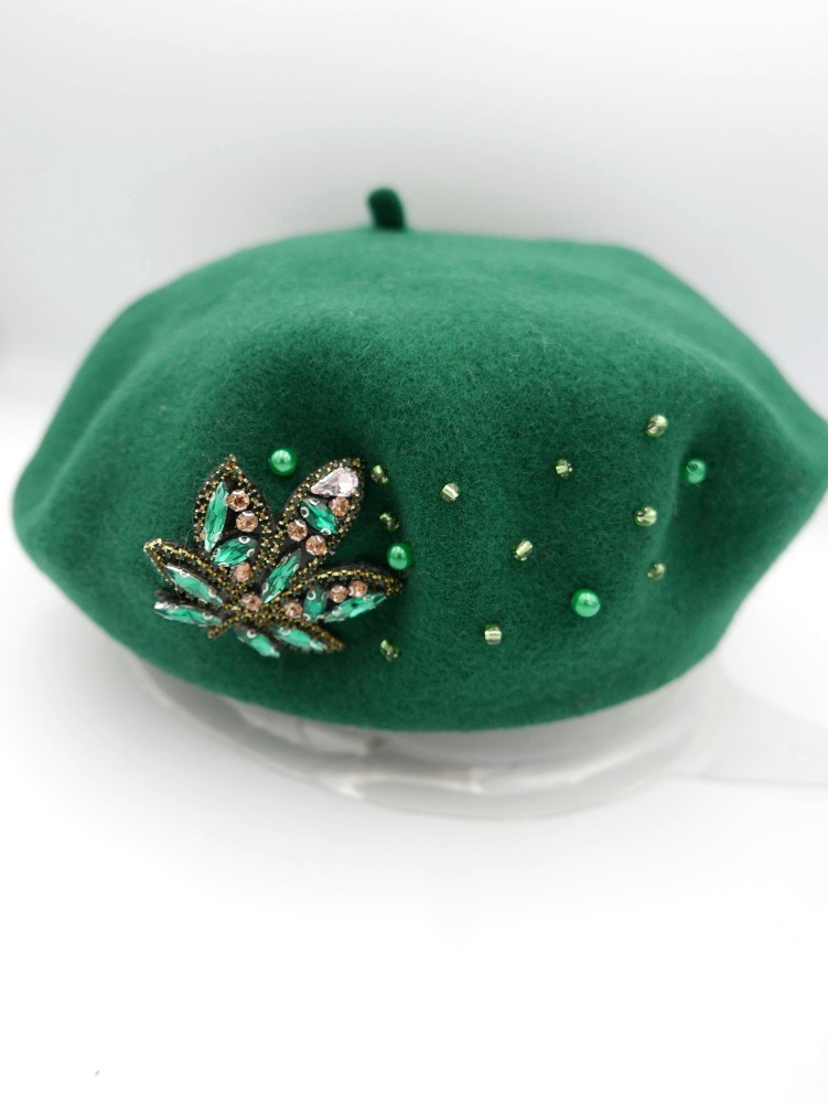 Zielony beret dzianina wełna 100% z lisciem z kamieni i koralikami | Zuwika Design