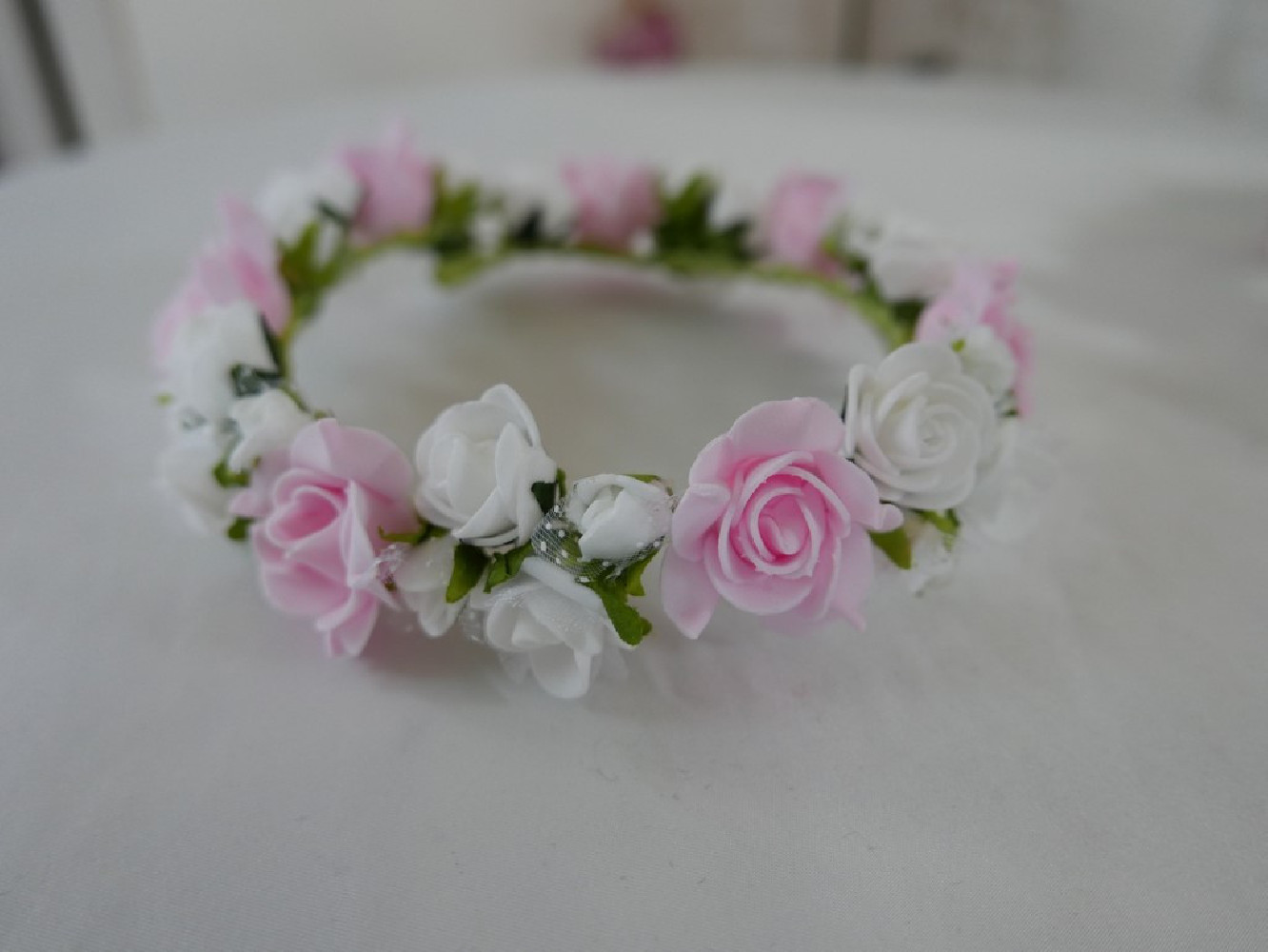 Biało -różowy wianek z kwiatów jak żywe na koczek