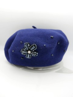 Granatowy beret dzianina wełna 100% z kwiatem z kamieni i koralikami | Zuwika Design