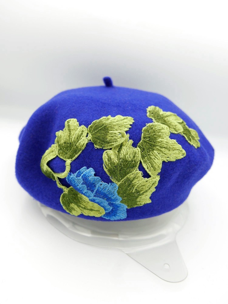 Granatowy beret dzianina wełna 100% z haftem folk| Zuwika Design