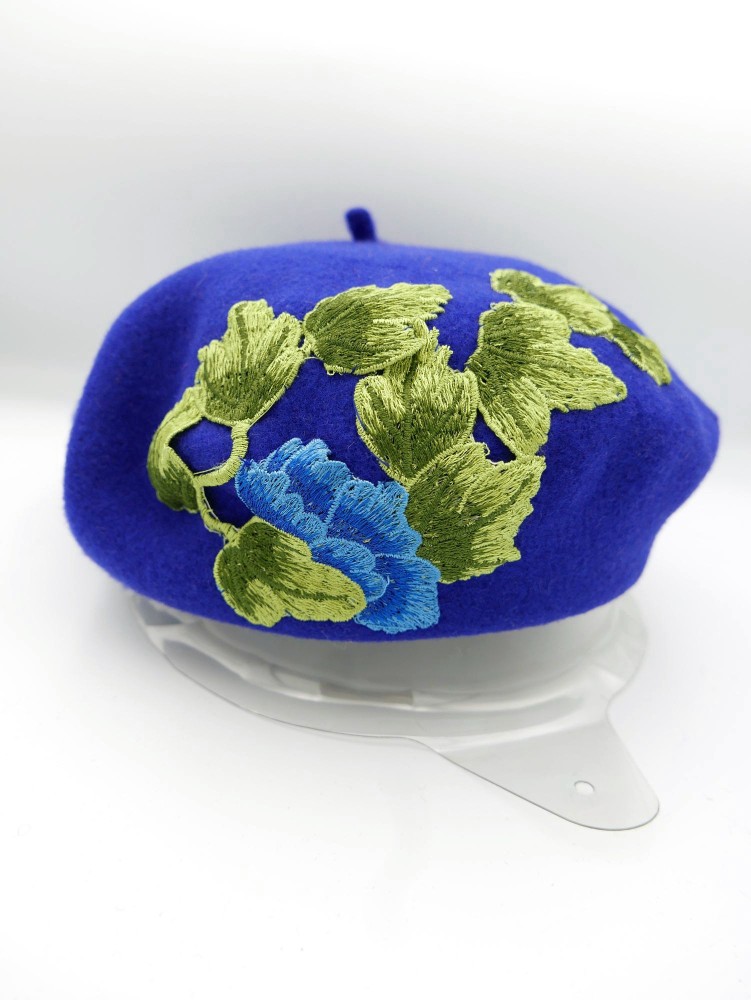 Granatowy beret dzianina wełna 100% z haftem folk| Zuwika Design