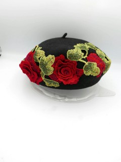 Czarny beret dzianina wełna 100% z haftem folk| Zuwika Design