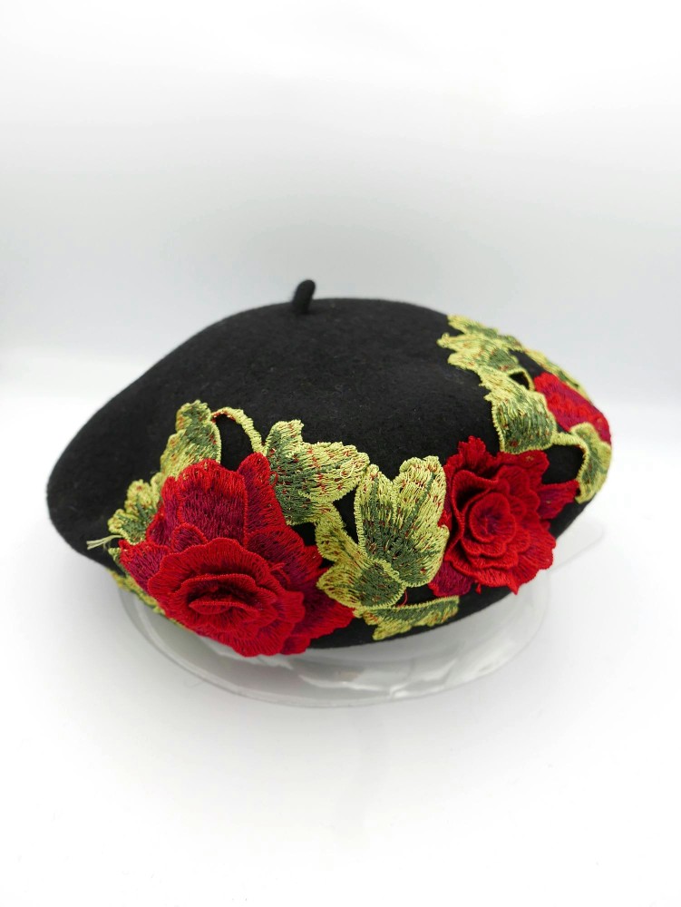 Czarny beret dzianina wełna 100% z haftem folk| Zuwika Design