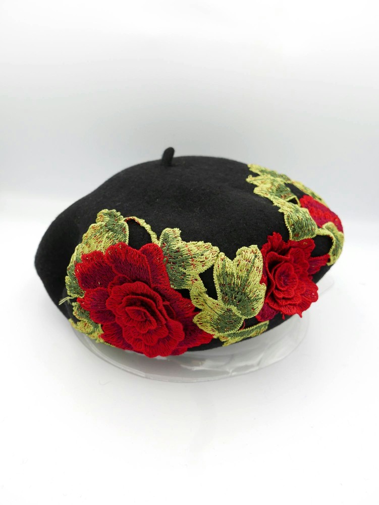 Czarny beret dzianina wełna 100% z haftem folk| Zuwika Design