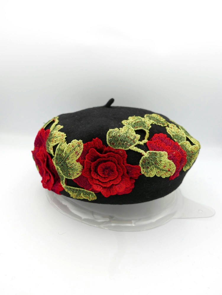 Czarny beret dzianina wełna 100% z haftem folk| Zuwika Design