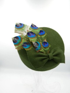 Dita, army green, filcowy toczek z piórami pawia | Zuwika Design